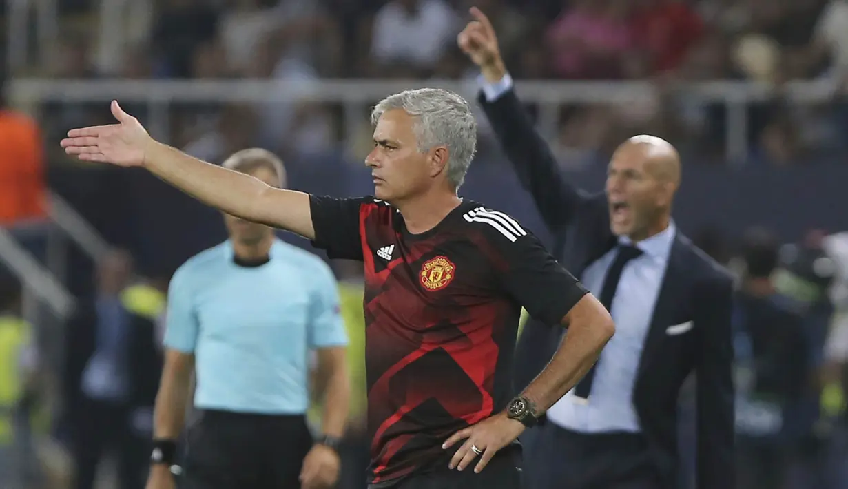 Pelatih Manchester United, Jose Mourinho, memberikan arahan pada anak asuhnya saat melawan Real Madrid pada laga Piala Super Eropa di Stadion Philip II, Skopje, Selasa (8/8/2017). Manchester United takluk 1-2 dari Real Madrid. (AP/Boris Grdanoski)