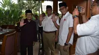 Anies-Sandi ketemu mantan Presiden BJ Habibie di kediamannya, Kamis (26/1/2017). (Rezky Apriliya Iskandar/Liputan6.com)