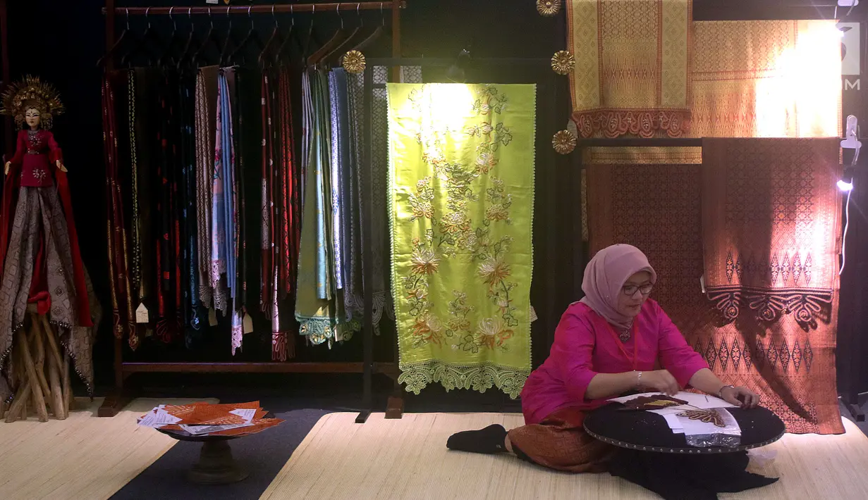 Peserta menunggu stan pameran kerajinan nusantara bertajuk Kriya Nusa 2018 di JCC Jakarta, Rabu (26/9). Pameran yang mengusung tema “Tingkatkan Sinergitas & Kreativitas Wirausaha Milenial” diikuti lebih dari 300 stan kerajinan. (Liputan6.com/Angga Yuniar)