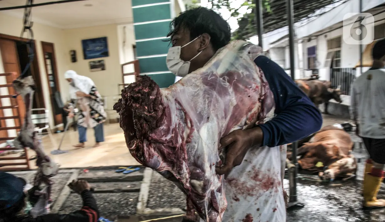 Panitia memindahkan daging hewan kurban saat perayaan Hari Raya Idul Adha 1442 H di Musala Nurul Huda, Jakarta, Selasa (20/7/2021). Di tengah pandemi COVID-19, warga di sejumlah wilayah Ibu Kota tetap menggelar penyembelihan hewan kurban meski secara terbatas. (merdeka.com/Iqbal S. Nugroho)