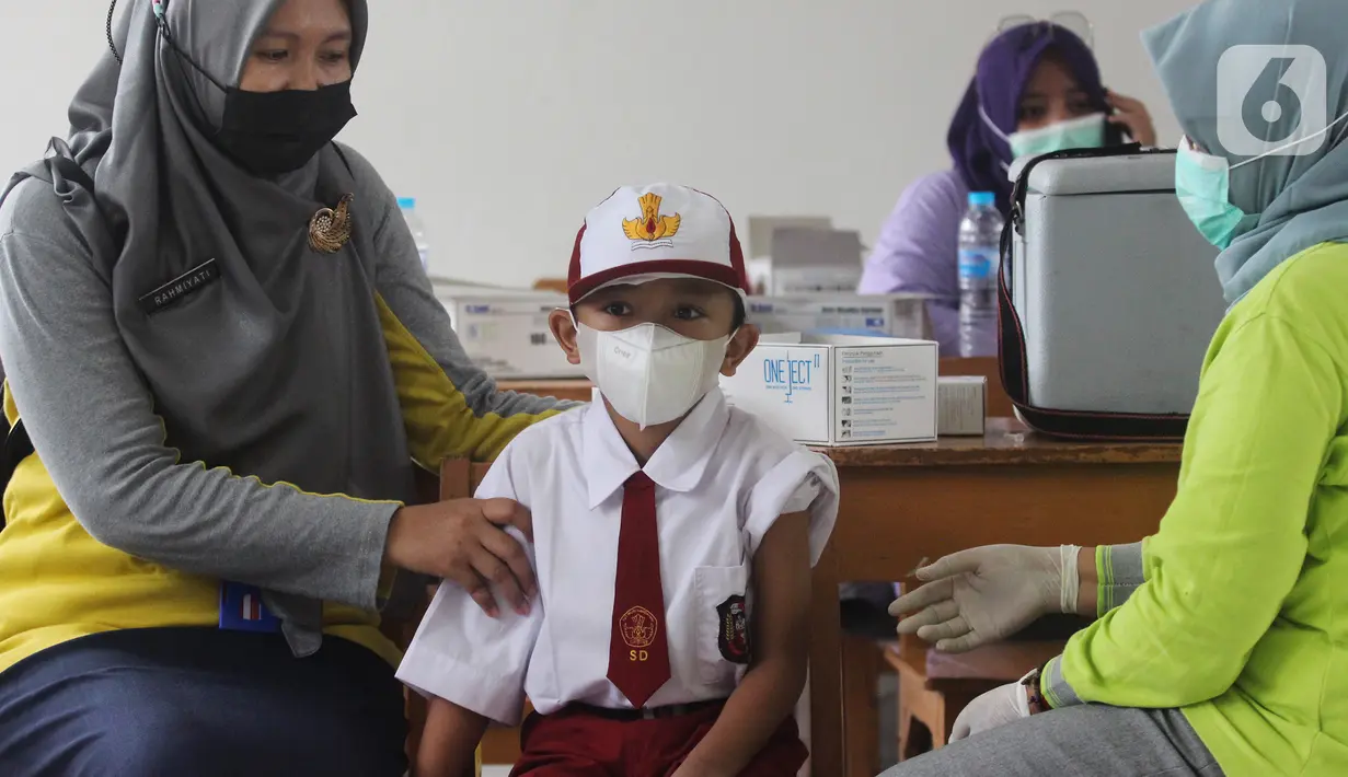 Seorang murid bersiap mendapatkan vaksin tetanus di Madrasah Ibtidaiyah (MI) Negeri 7, Cengkareng Timur, Jakarta Barat, Selasa (7/12/2021). Sebanyak 1.600 murid SD dan MI di wilayah Kelurahan Cengkareng Timur menjalani suntik imunisasi TD dan TDaP. (Liputan6.com/Johan Tallo)