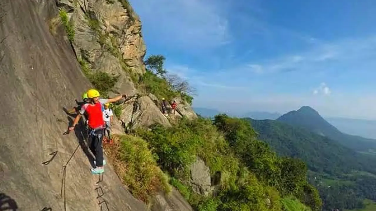 Wisata Panjat Tebing Gunung Parang yang berlokasi di Desa Sukamulya, Kecamatan Tegalwaru, Kabupaten Purwakarta, dikenal sebagai salah satu wisata panjang tebing tertinggi di Indonesia. (Foto: Liputan6.com/Abramena)