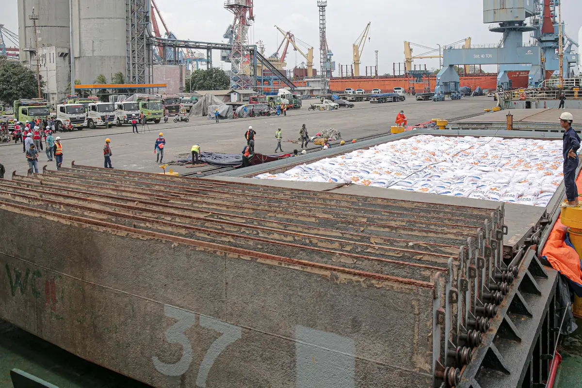 5000 Ton Beras Impor Asal Vietnam Tiba di Pelabuhan Tanjung Priok