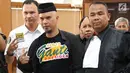 Musisi Ahmad Dhani (tengah) bersiap menjalani sidang perdana kasus ujaran kebencian di PN Jakarta Selatan, Senin (16/4). Dhani dinilai melanggar Pasal 28 Ayat 2 Juncto Pasal 45A Ayat 2 UU Nomor 19 Tahun 2016 Tentang ITE. (Liputan6.com/Immanuel Antonius)