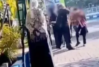 Tangkapan layar video viral penganiayaan terhadap siswa SMPN 18 Malang yang dilakukan kepala sekolah. (Liputan6.com/ Dok Ist)