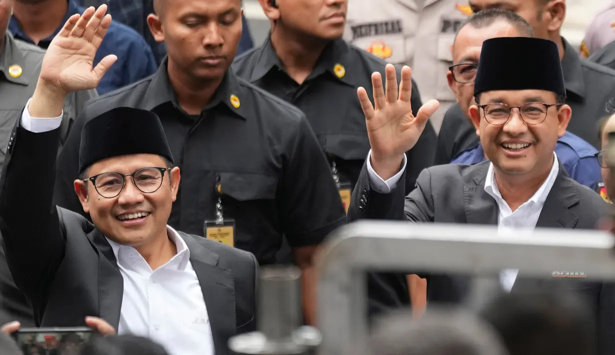 Calon presiden dengan nomor urut 1 Anies Baswedan (kanan) bersama Calon Wakil Presiden Muhaimin Iskandar melambaikan tangan saat tiba untuk menghadiri "Deklarasi Kampanye Pemilu Damai" di Gedung Komisi Pemilihan Umum (KPU), Jakarta, Senin, 27 November 2023. (AP Photo/Tatan Syuflana)
