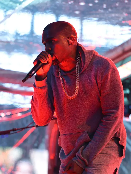 Saat Kim Kardashian mengalami bencana perampokan di Paris beberapa waktu lalu, Kanye pun juga menghentikan konsernya demi melihat keadaan istrinya. (AFP/Bintang.com)