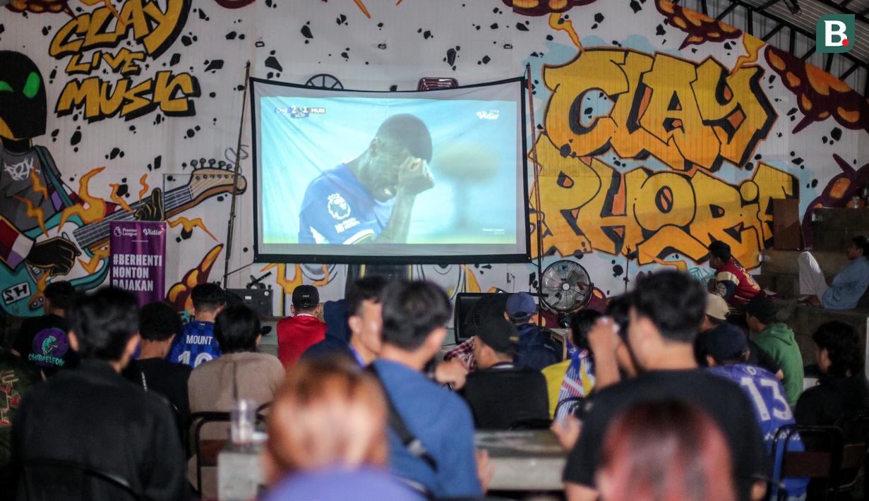 <p>Tayangan ekspresi kecewa Moises Caicedo setelah melakukan blunder yang berbuah menjadi gol untuk Manchester United saat Roaring Night Liga Inggris yang berlangsung di Clay Coffee, Jatinegara, Jakarta Timur, Jumat (05/04/2024) dini hari WIB. (Bola.com/Bagaskara Lazuardi)</p>