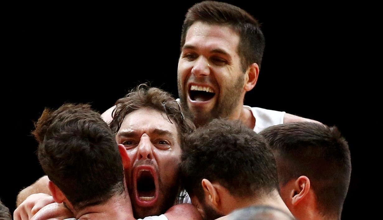 Pemain Spanyol, Pau Gasol (C) dan Felipe Reyes merayakan kemenangan atas Prancis dalam semifinal EuroBasket 2015 di Stadion Pierre Mauroy, Lille, Prancis. (17/9/2015). (Reuters/Benoit Tessier)