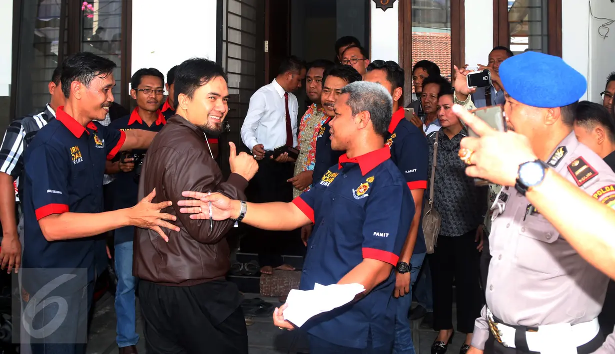 Saipul Jamil menjalani reka ulang kejadian perkara pelecehan seksual di kediaman SJ, Jakarta, Kamis (17/3/2016). SJ menjalani rekonstruksi dengan korban DS sebanyak 34 adegan perkara. (Liputan6.com/Herman Zakharia)