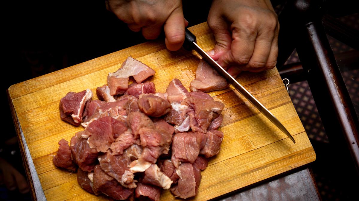 Bukan Cuma Pisau Tajam, Ini Cara Potong Daging Kurban yang Tepat