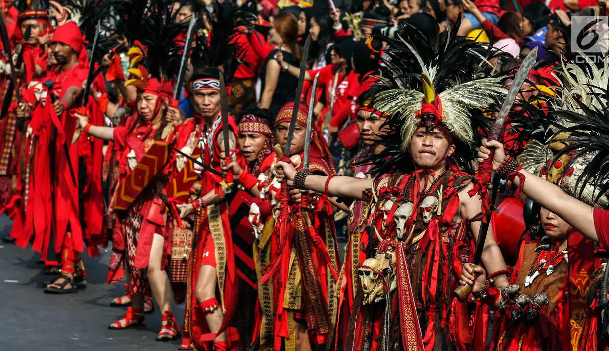 Penari menampilkan tarian khas Indonesia saat car free day (CFD) di Jalan Sudirman, Jakarta, Minggu (4/8/2019). Sebanyak 2.000 penari menampilkan 10 tarian khas Indonesia untuk menyatukan masyarakat yang sempat terpecah belah sehabis Pemilu 2019. (Liputa6.com/JohanTallo)