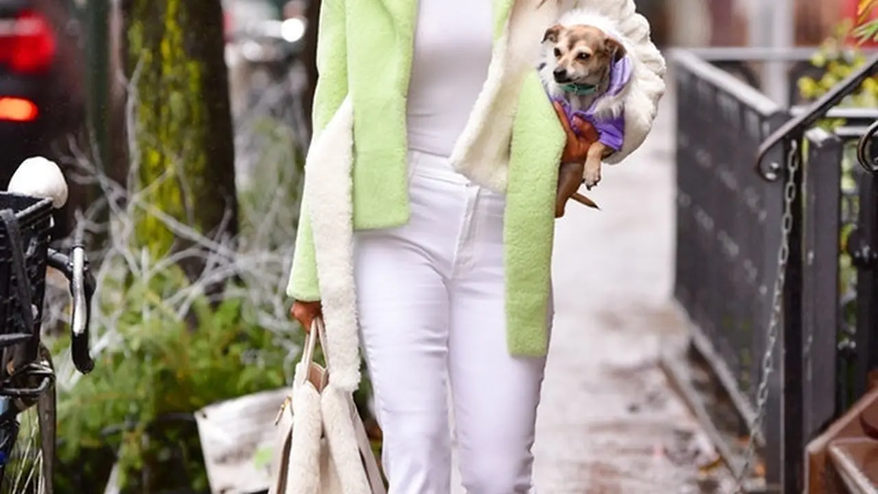 Inspirasi Gaya Turtle Neck ala Priyanka Chopra
