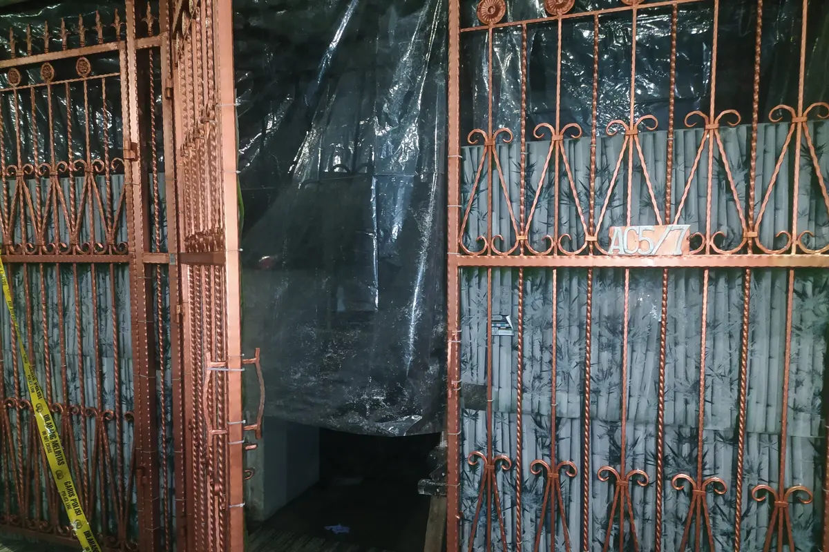 Rumah Keluarga yang Tewas di Kalideres Ditutupi Plastik Bening