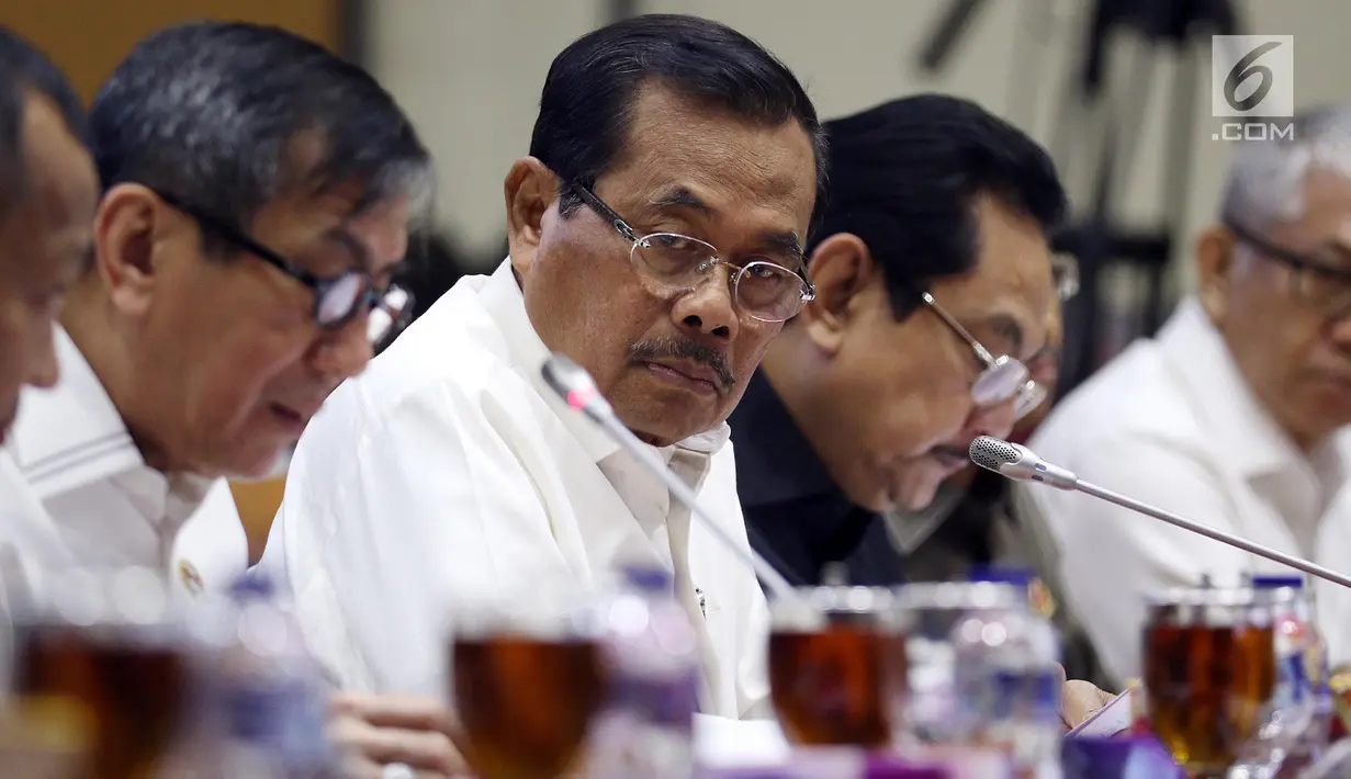 Menteri Hukum dan HAM Yasonna Laoly (kiri) bersama Jaksa Agung HM Prasetyo (kanan) mengikuti rapat kerja dengan Komisi III DPR di Kompleks Parlemen, Senayan, Jakarta, Kamis (13/9).(Liputan6.com/JohanTallo)