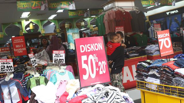 20166021-Banjir Diskon Lebaran di Pasar Baru-Jakarta