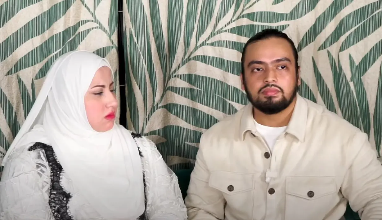 Syech Zaki mengungkapkan bahwa ketidakhadiran Tasyi Athasyia dan dirinya ke pesta putri Tasya Farasya lantaran adanya pihak kerabat yang mereka anggap sering melakukan takhbib. Takhbib diketahui adalah hal-hal yang berkaitan dengan sikap yang membuat seorang istri tak lagi mempercayai suaminya. (Foto: YouTube/Tasyi Athasyia)