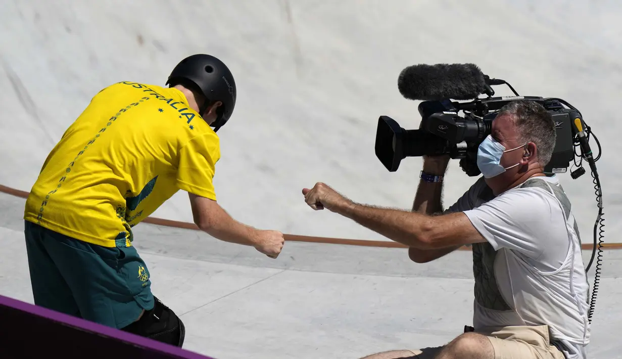 Dalam sejumlah tayangan ulang yang tersebar di media sosial, kecepatan dari gerakan atlet 17 tahun itu tak bisa dihindari dan tak menyangka akan menabrak juru kamera yang terjatuh cukup parah. (Foto: AP/Ben Curtis)