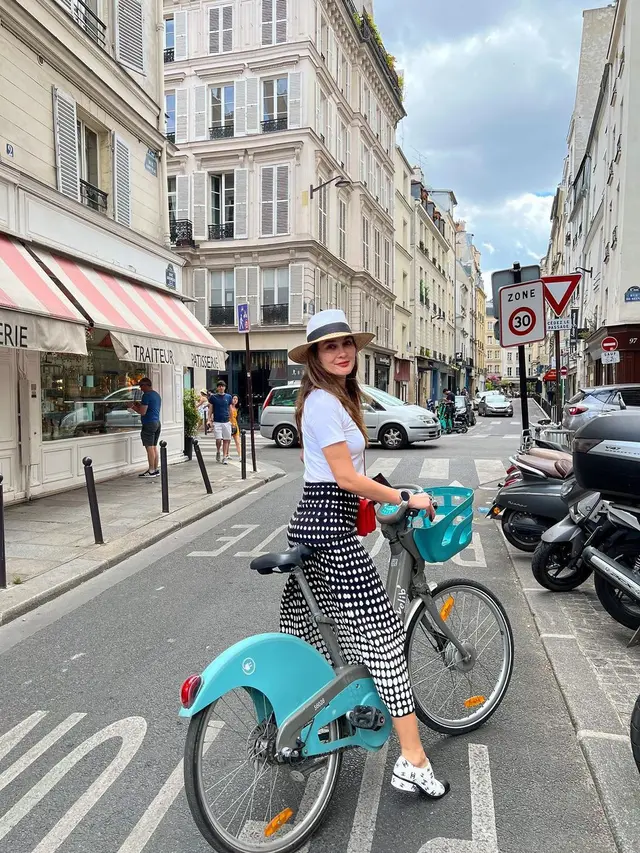 8 Potret Luna Maya Liburan di Amsterdam, Penampilannya Curi Perhatian