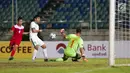 Pemain Timnas U-19 Indonesia Samuel C. Simanjuntak berebut bola dengan penjaga gawang Timnas U-19 Filipina dalam laga kedua Grup B Piala AFF U-18 di Thuwunna Stadium, Myanmar, Kamis (8/9). Timnas U-19 Indonesia menang telak 9-0 (Liputan6.com/Yoppy Renato)