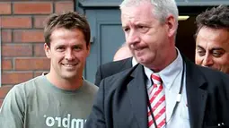 Michael Owen (kiri) nampak setelah menjalani tes medis di Bridgewater Hospital, Manchester, 3 Juli 2009. Manchester United resmi merekrut Michael Owen dengan status free-agent. AFP PHOTO/STRINGER