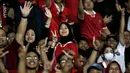 <p>Seorang suporter wanita berpose saat laga Kualifikasi Piala Asia U-23 2024 antara Timnas Indonesia U-23 melawan Turkmenistan di Stadion Manahan, Solo, Selasa (12/09/2023). (Bola.com/Areif Bagus)</p>