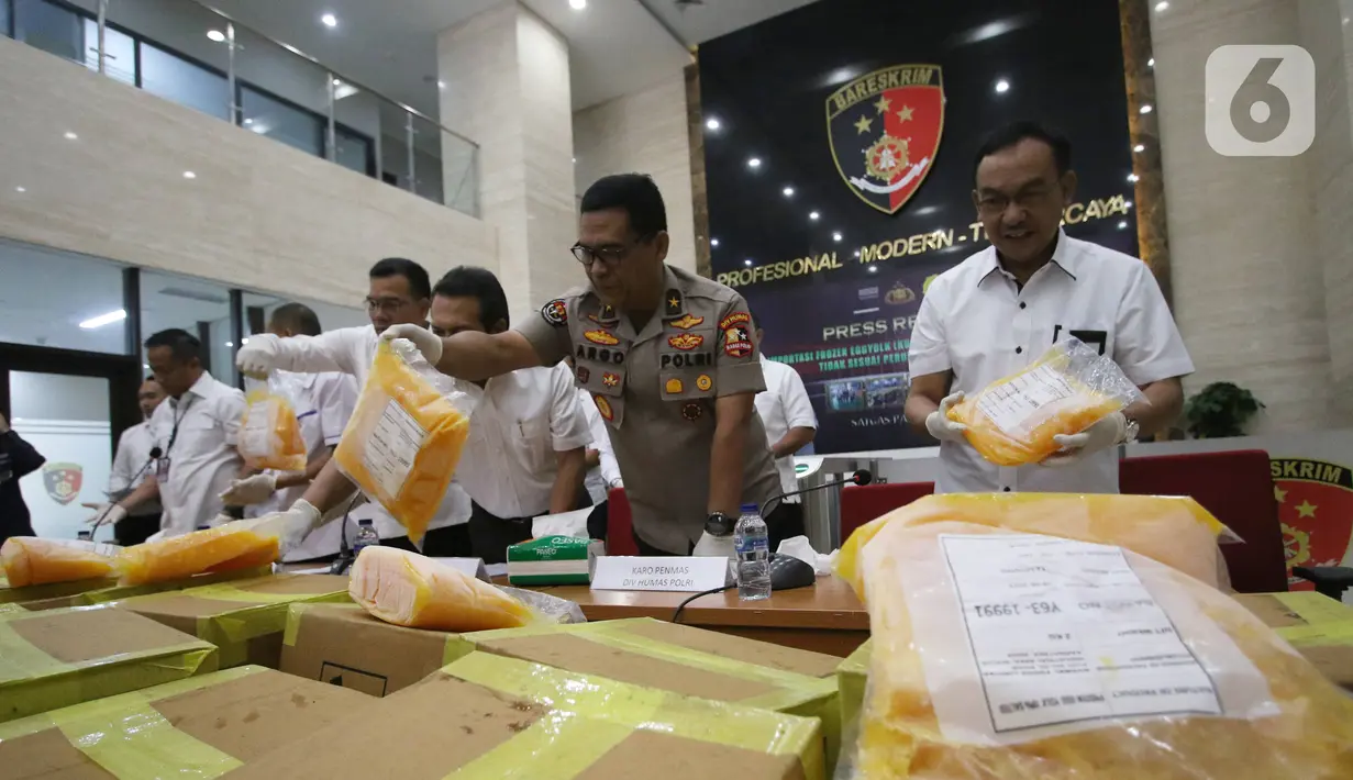 Dirjen PKTN Kemendag Veri Anggriono (ketiga kanan), Kasatgas Pangan Brigjen Pol Daniel Tahi Monang S (ketiga kiri), Karo Penmas Divisi Humas Polri Brigjen Pol Argo Yuwono (kedua kanan) saat rilis importasi kuning telur beku di Bareskrim Polri, Jakarta, Rabu (12/2/2020). (Liputan6.com/Angga Yuniar)