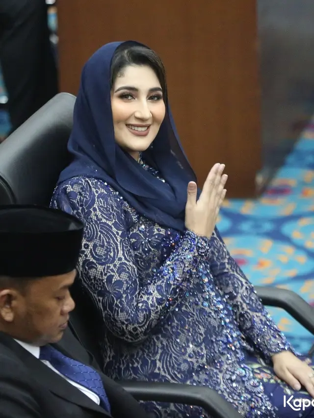 10 Potret Seleb Pakai Kebaya saat Dilantik Sebagai Anggota DPRD DKI Jakarta, Astrid Kuya, Tina Toon, hingga Bebizie