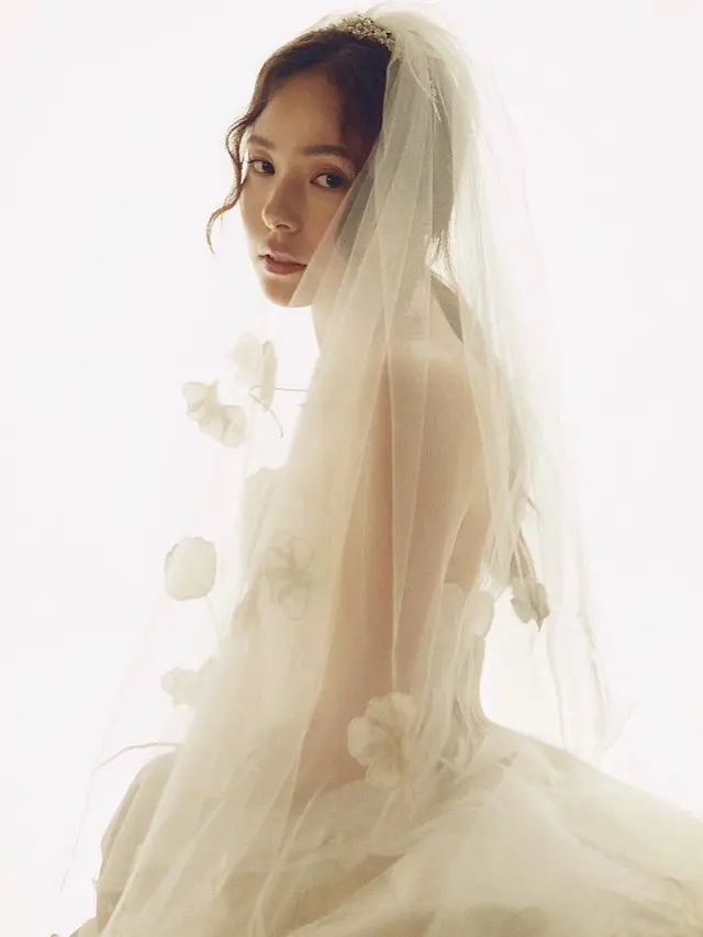 Pakaian Serba Bunga Min Hyo Rin Istri Taeyang