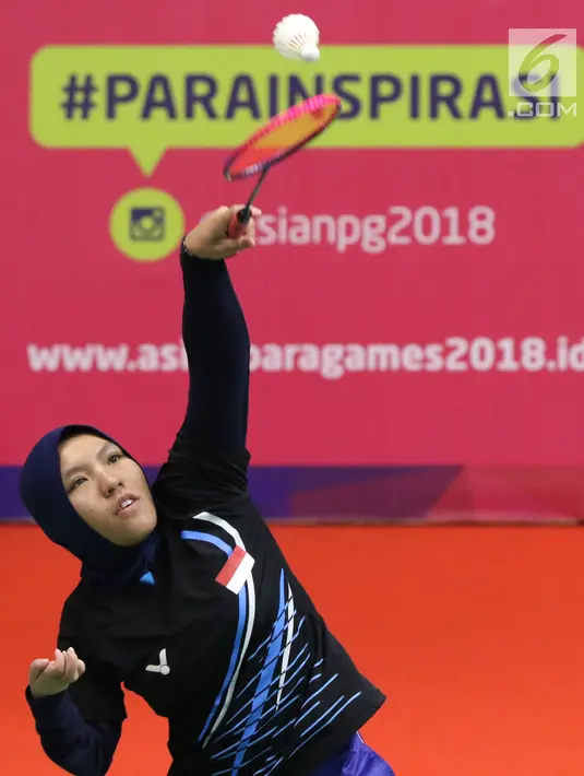 Pebulutangkis Jabar, Wanning Rahayu saat laga melawan Alisa Fitri (Kalsel) pada Indonesia Para Games Invitational Tournament 2018 di Istora Senayan, Jakarta, Rabu (27/6). (Liputan6.com/Helmi Fithriansyah)