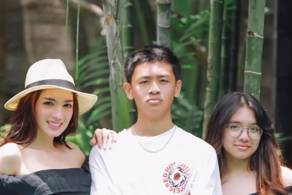 Angel Karamoy bersama dua anaknya, Junio dan Lovely (Instagram/@realangelkaramoy)
