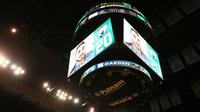 Suasana TD Garden ketika Gordon Hayward memberikan pesan kepada penggemar pada laga NBA musim ini. (AFP/Maddie Meyer)