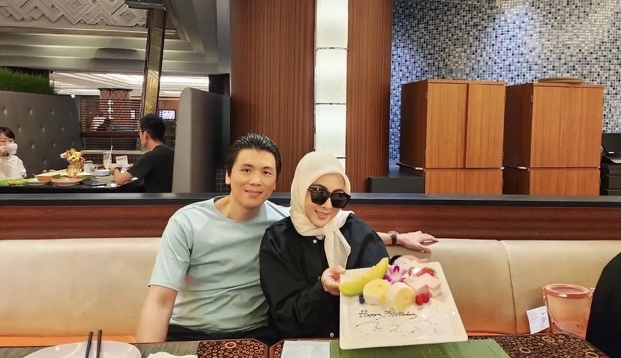 <p>Ia pun mendapatkan breakfast cake dengan mengenakan kemeja hitam dan kerudung coklatnya. [Instagram/(@princessyahrini]</p>