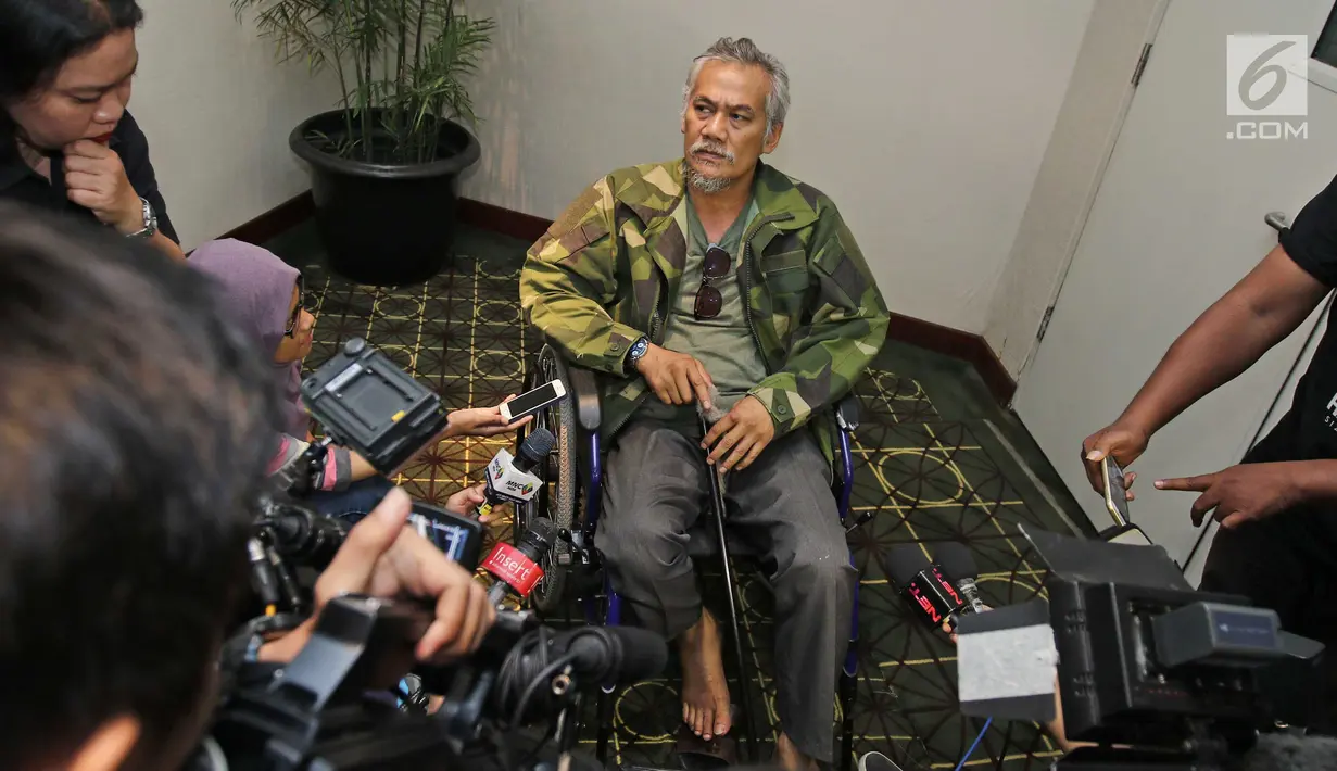 Aktor Tio Pakusadewo duduk di kursi roda memberi keterangan kepada awak media di kawasan Kemang, Jakarta, Rabu (11/10). Tio Pakusadewo menceritakan tentang kecelakaan motor yang dialaminya pada beberapa bulan lalu. (Liputan6.com/Herman Zakharia)