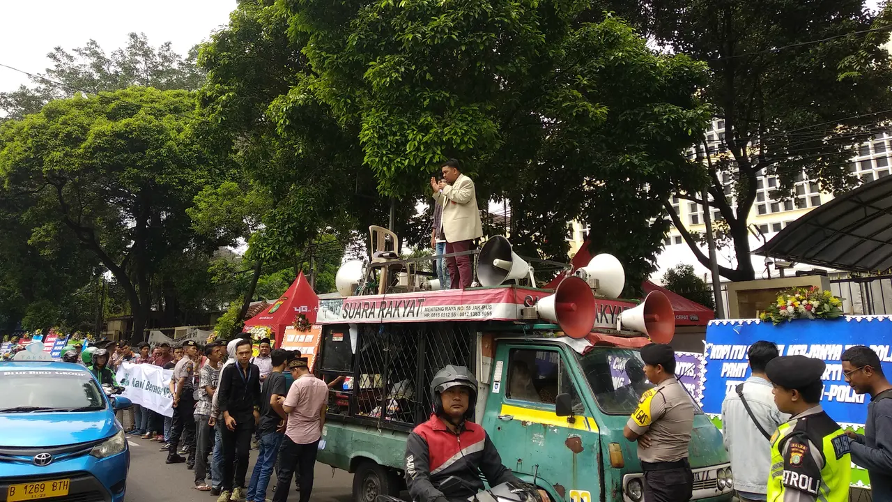 PP Pemuda Muhammadiyah menggelar aksi di depan kantor KPU.