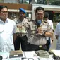 Kabid Humas Polda Metro Jaya Kombes Pol Argo Yuwono menunjukan barang bukti kasus dugaan penipuan, penggelapan dan tindak pidana pencucian uang (TPPU) Pandawa Group di Polda Metro, Jakarta, Kamis (9/3). (Liputan6.com/Yoppy Renato)