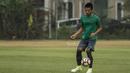 Gelandang Timnas Indonesia, Bayu Pradana, mengontrol bola saat berlatih di Lapangan SPH Karawaci, Banten, Sabtu (10/6/2017). Latihan ini merupakan persiapan jelang laga persahabatan melawan Puerto Rico. (Bola.com/Vitalis Yogi Trisna)
