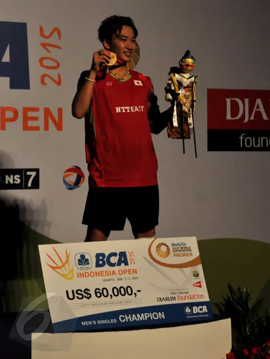 Tunggal putra Jepang, Kento Momata saat memenangi gelar tunggal putra BCA Indonesia Open Superseries Premier 2015, di Jakarta, Minggu (7/6/2015). Kento menang 16-21, 21-19, 21-7. (Liputan6.com/Andrian M Tunay)