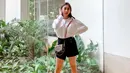Kamu juga bisa memadukan kemeja dan short denim. Tambahkan aksen menarik pada alas kaki yang digunakan, untuk jadikan total look semakin spesial. (Foto: Instagram/ Winona Willy).