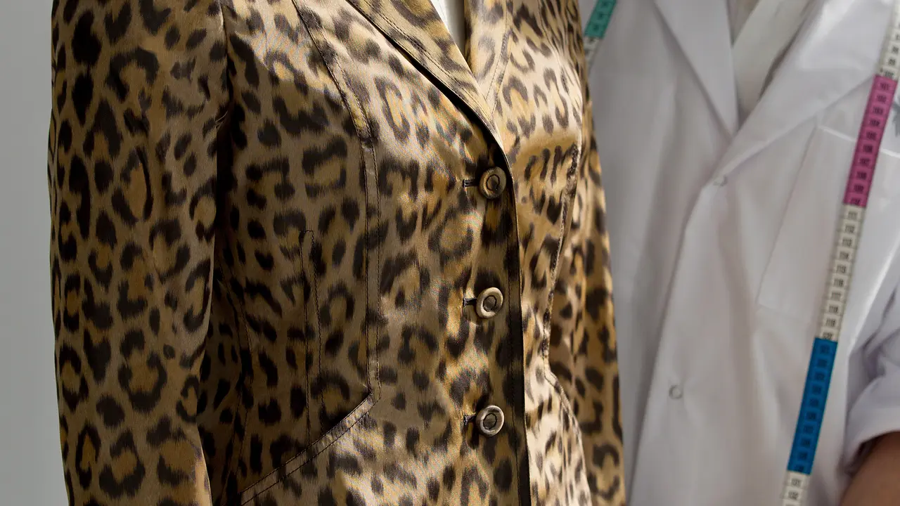 Melihat Kembalinya Bar Jacket dengan Nuansa Mantel Ikonis Dior dari Tahun 1950-an