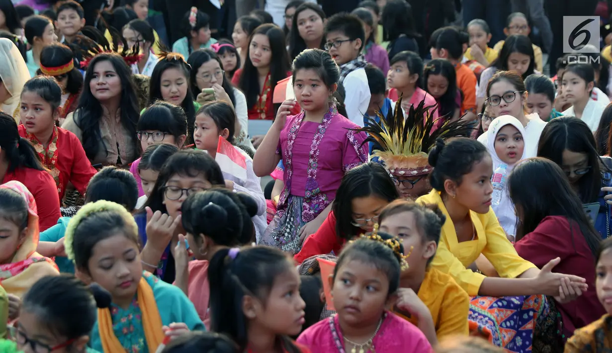 Seorang anak bersiap bernyanyi saat gelaran Harmoni Indonesia 2018 di Kompleks Gelora Bung Karno, Jakarta, Minggu (5/8). Lima buah lagu termasuk Indonesia Raya dinyanyikan bersama oleh peserta Harmoni Indonesia. (Liputan6.com/Helmi Fithriansyah)