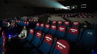 Orang-orang yang memakai masker menonton film di bioskop Cineteca Nacional saat pelonggaran pembatasan di Mexico City, Rabu (12/8/2020). Setelah ditutup hampir lima bulan akibat Corona, bioskop di ibu kota Meksiko dibuka kembali dengan kapasitas 30 persen. (ALFREDO ESTRELLA/AFP)