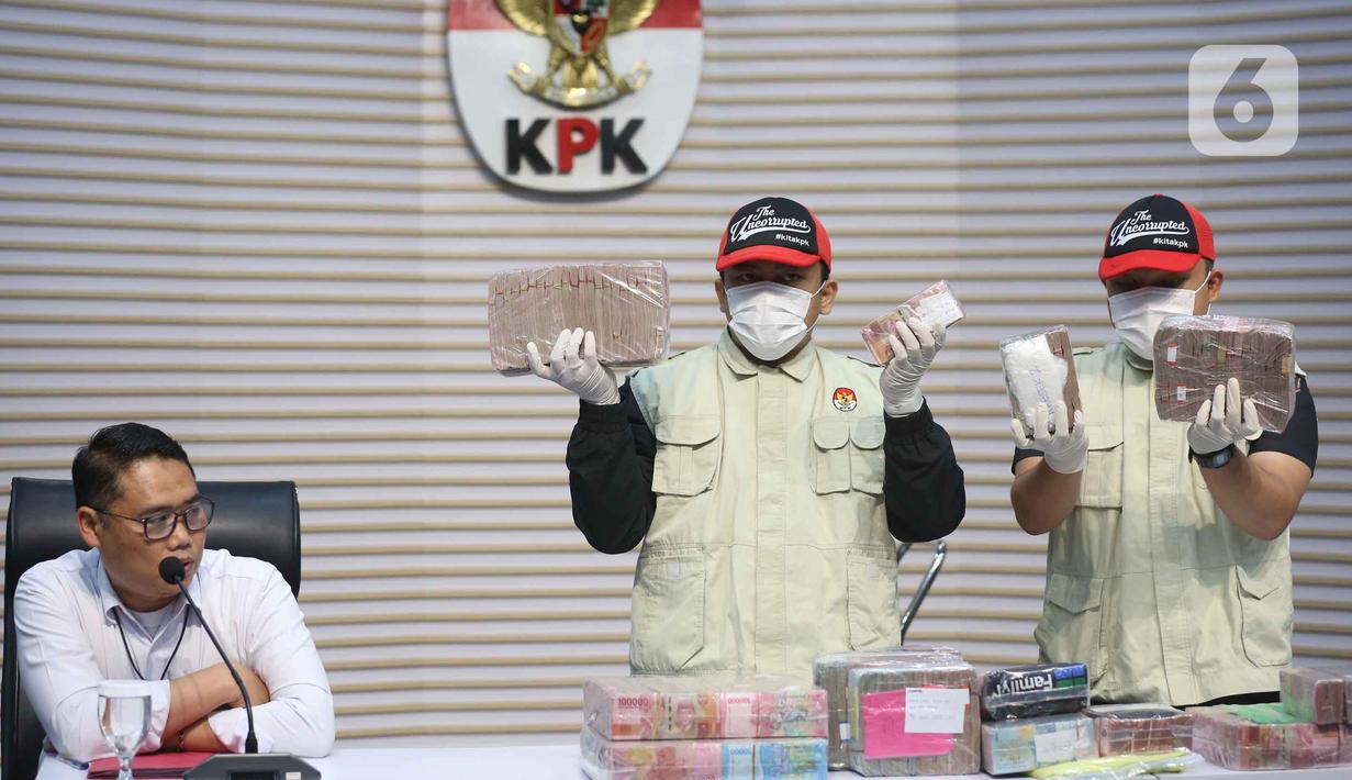 Petugas menunjukkan tumpukan uang barang bukti Operasi Tangkap Tangan (OTT) Bupati Pati Sudewo di Gedung Merah Putih Komisi Pemberantasan Korupsi (KPK), Jakarta, Selasa (20/1/2026). (Liputan6.com/Helmi Fithriansyah)