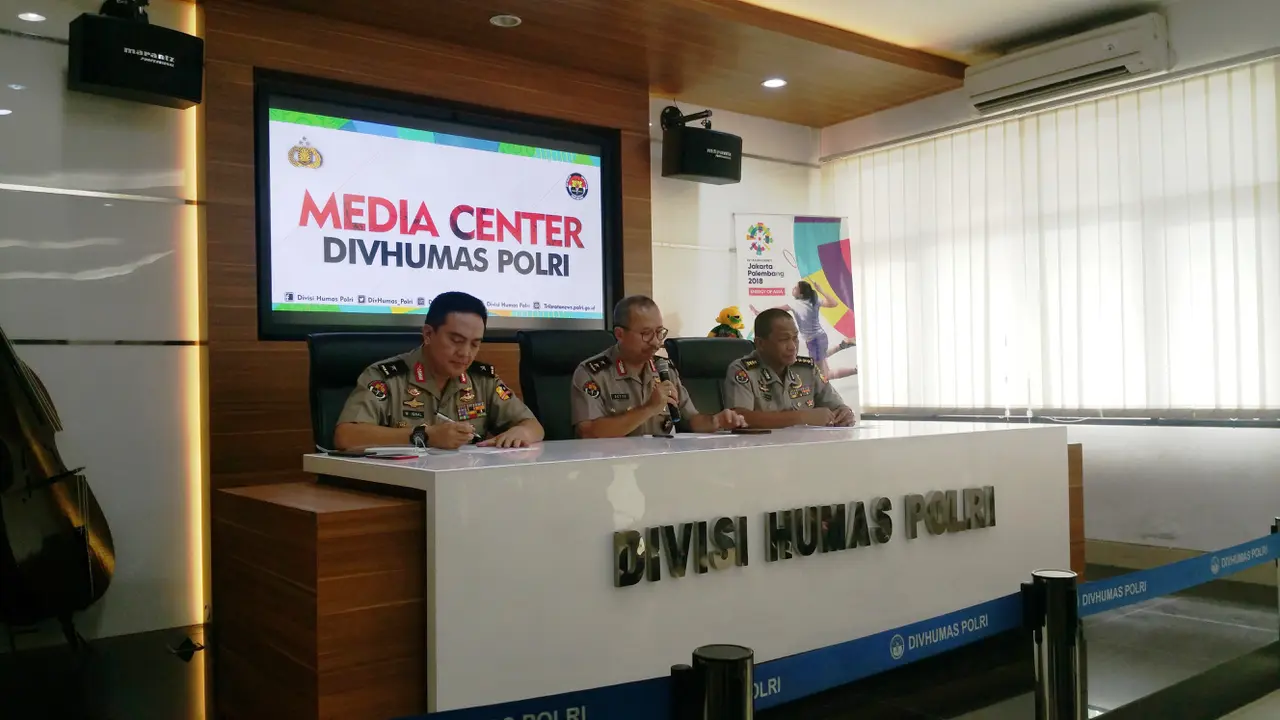 Kadiv Humas Polri Irjen Setyo Wasisto (tengah) menegaskan Sofyan Tsauri bukanlah anggota Brimob.