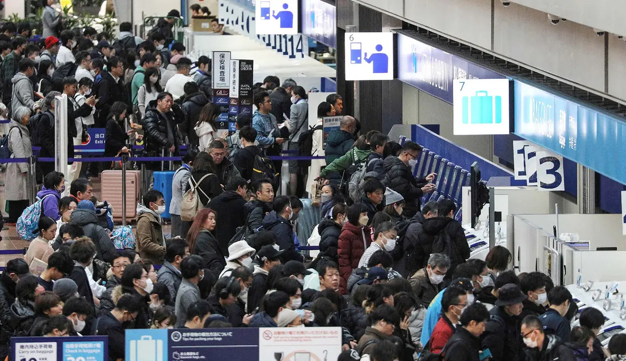 Wisatawan memadati area check-in di terminal 2 di Bandara Internasional Tokyo di Haneda pada tanggal 3 Januari 2024. (Foto oleh JIJI Press/AFP)/Japan OUT