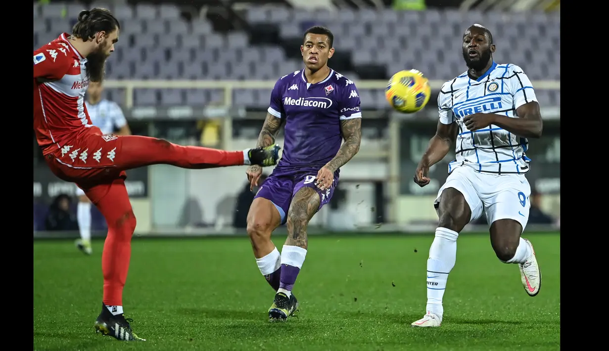 Jelang babak pertama usai, Romelu Lukaku hampir menggandakan keunggulan Inter. (Foto: AFP/Alberto Pizzoli)