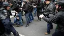 Bentrok antara pengunjuk rasa dengan Polisi anti huru-hara yang menolak hasil perhitungan suara yang memenangkan Emmanuel Macron Prancis, Senin (8/5). (AFP Photo/ Lionel BONAVENTURE)