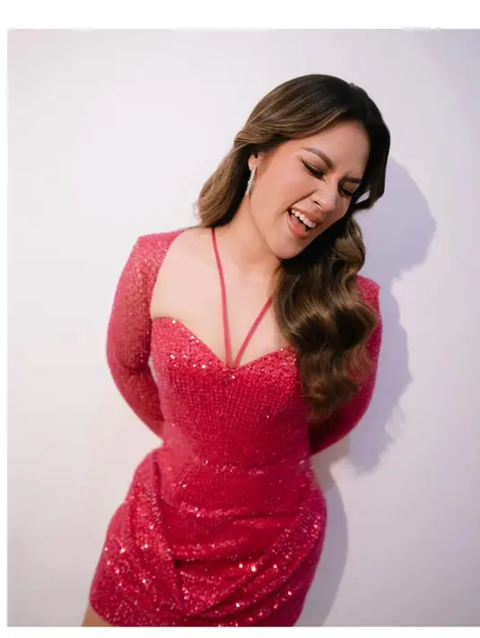 Penampilan memikat Raisa pakai mini sequin dress warna pink dengan detail halter neck. [Foto: Instagram/raisa6690]