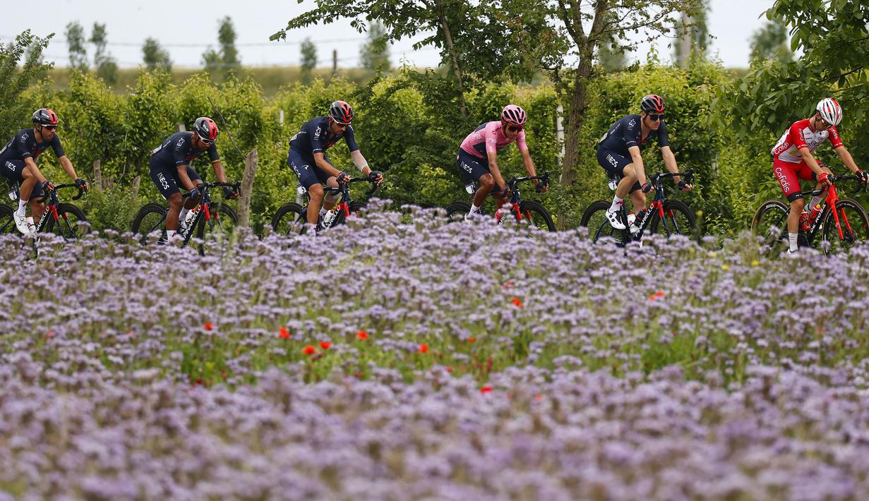 Di usianya yang menginjak 24 tahun ini, karir Egan Bernal akan terus berkembang. Kemenangannya di Giro d’Italia ini akan mengukuhkannya menjadi ujung tombak Tim Ineos Grenadiers dalam even-even Grand Tour berikutnya. (Foto: AFP/Luca Bettini)