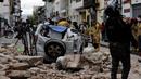 Gempa yang terjadi dekat Kota Balao menewaskan 12 orang.  (AP Photo/Xavier Caivinagua)